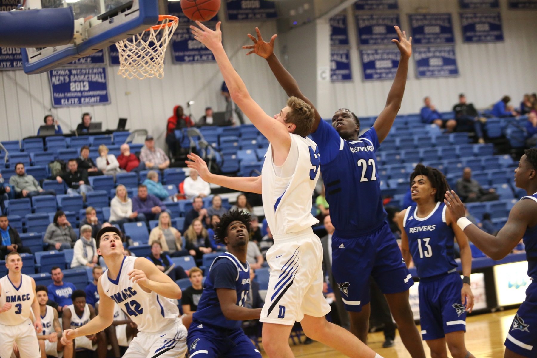 DMACC men's basketball team splits two games in Iowa Western Classic