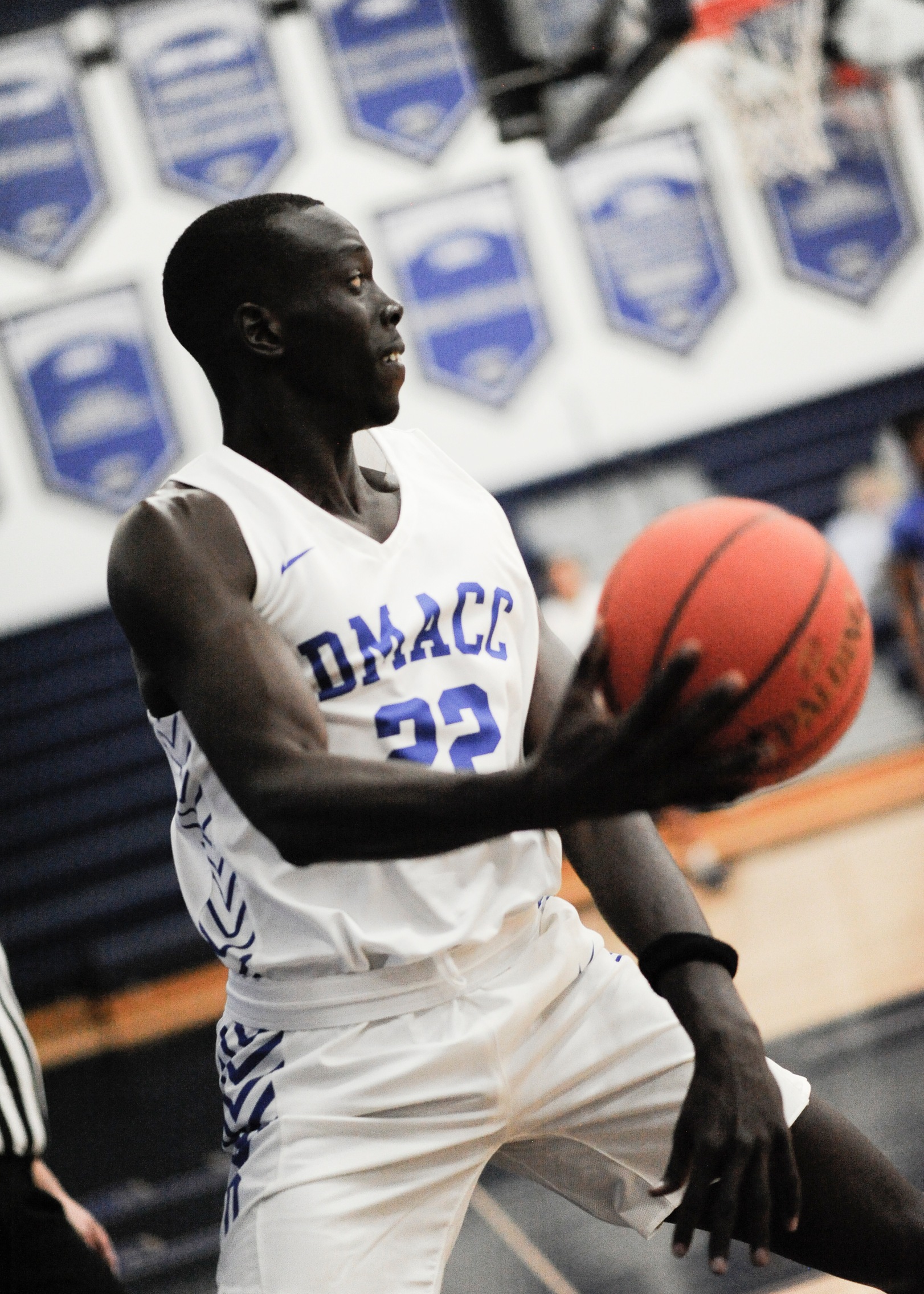 DMACC men's basketball team survives upset bid by NIACC, 75-74