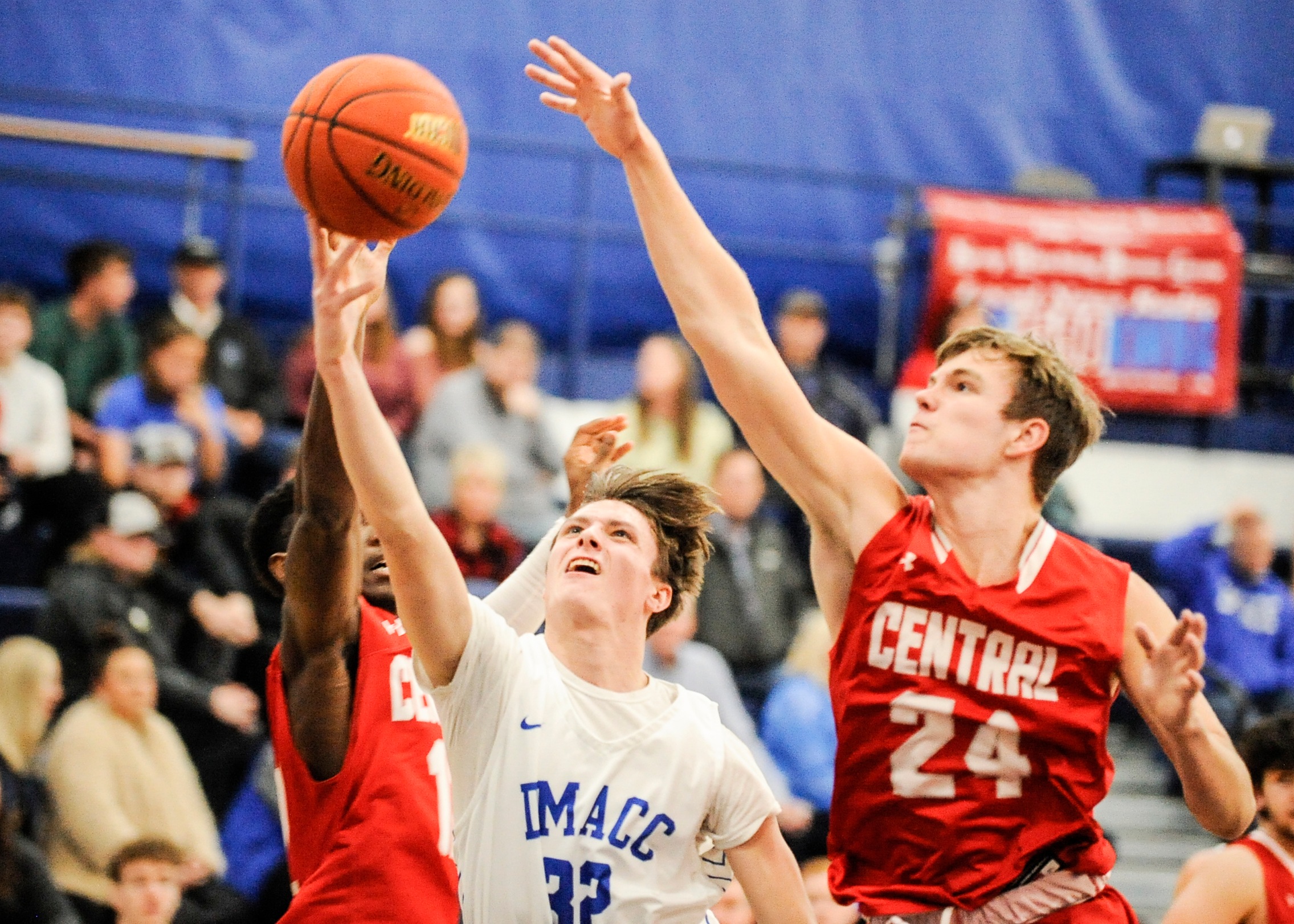 DMACC men's basketball team rolls past Central JV