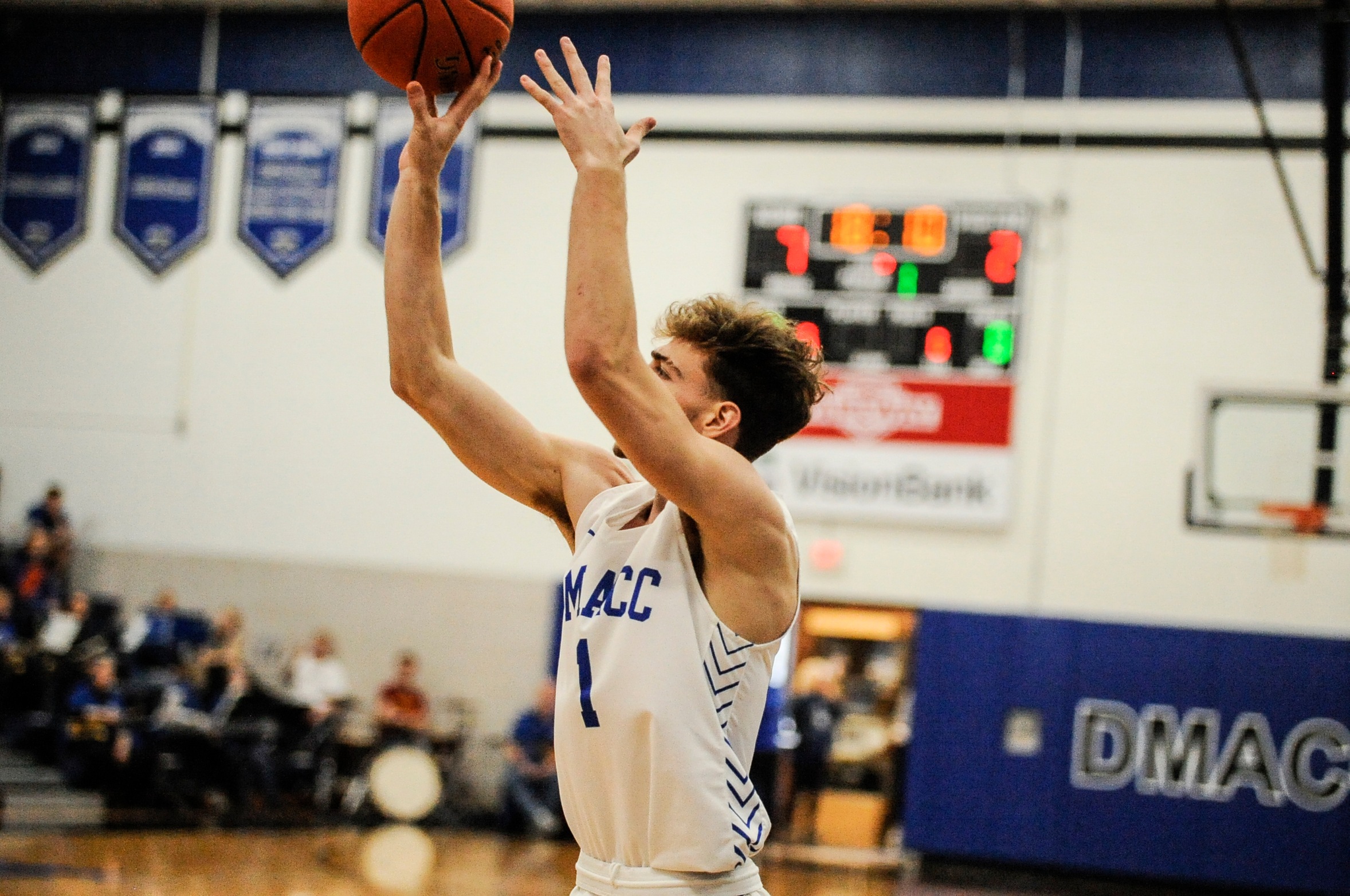 DMACC men's basketball team splits two games in Southeastern Classic