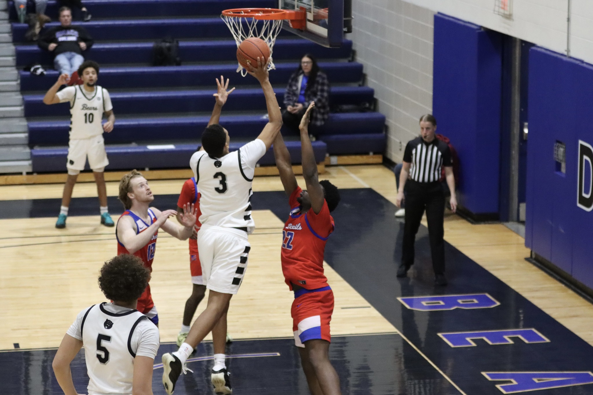 DMACC men's basketball team upsets top-ranked Ellsworth CC