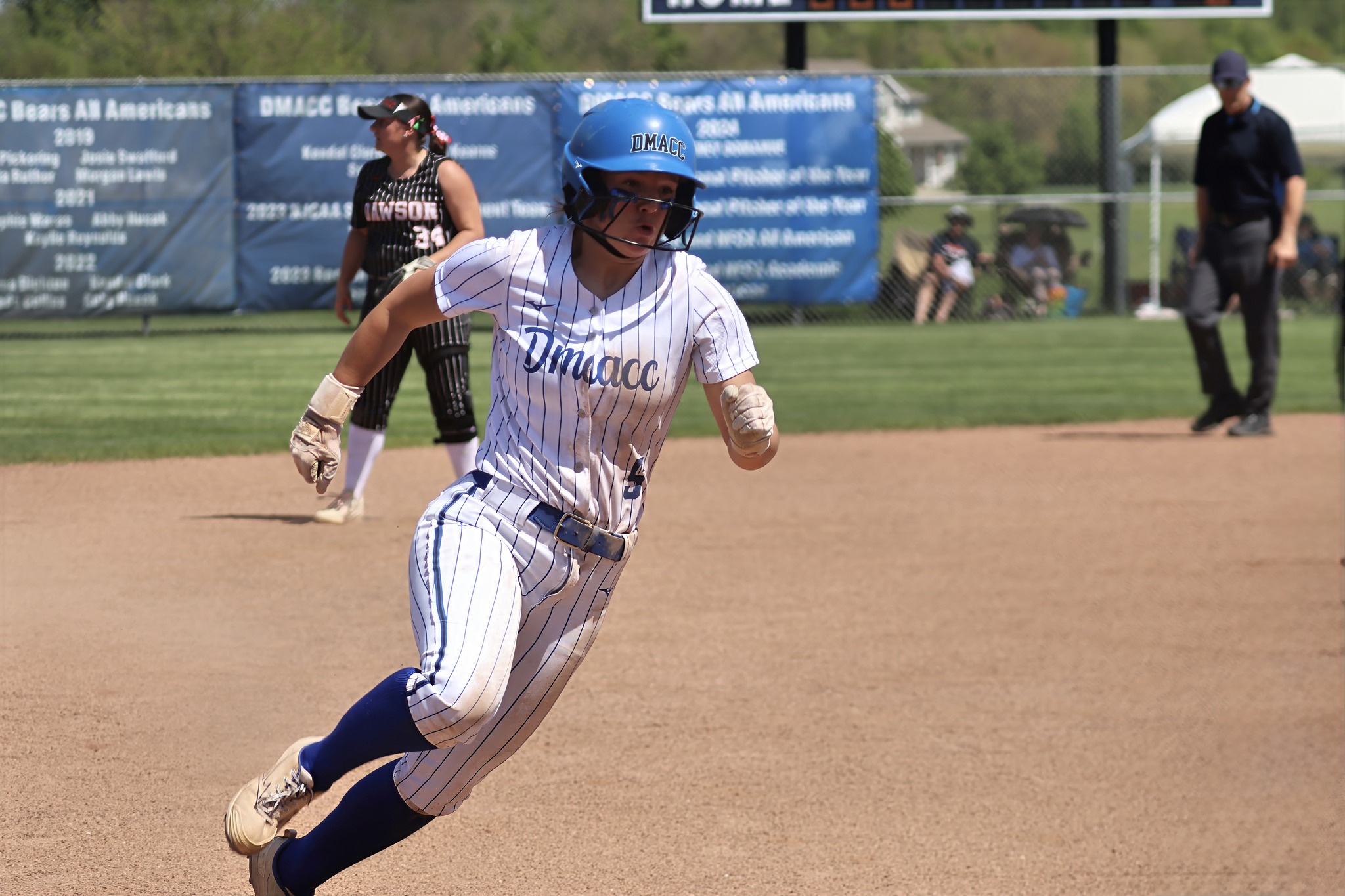 DMACC softball team splits first two games in Midwest College Classic