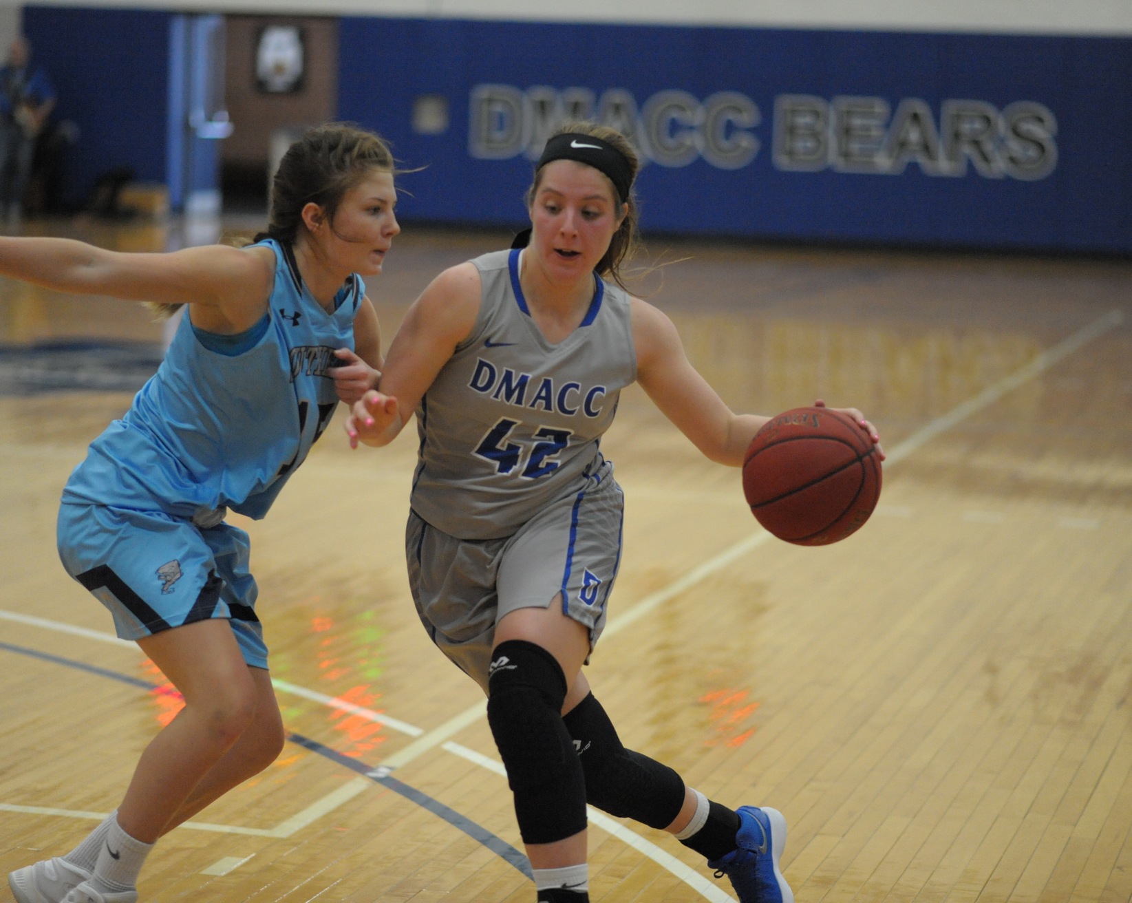 DMACC Women's Basketball Team Splits Two Games in Emerson Classic