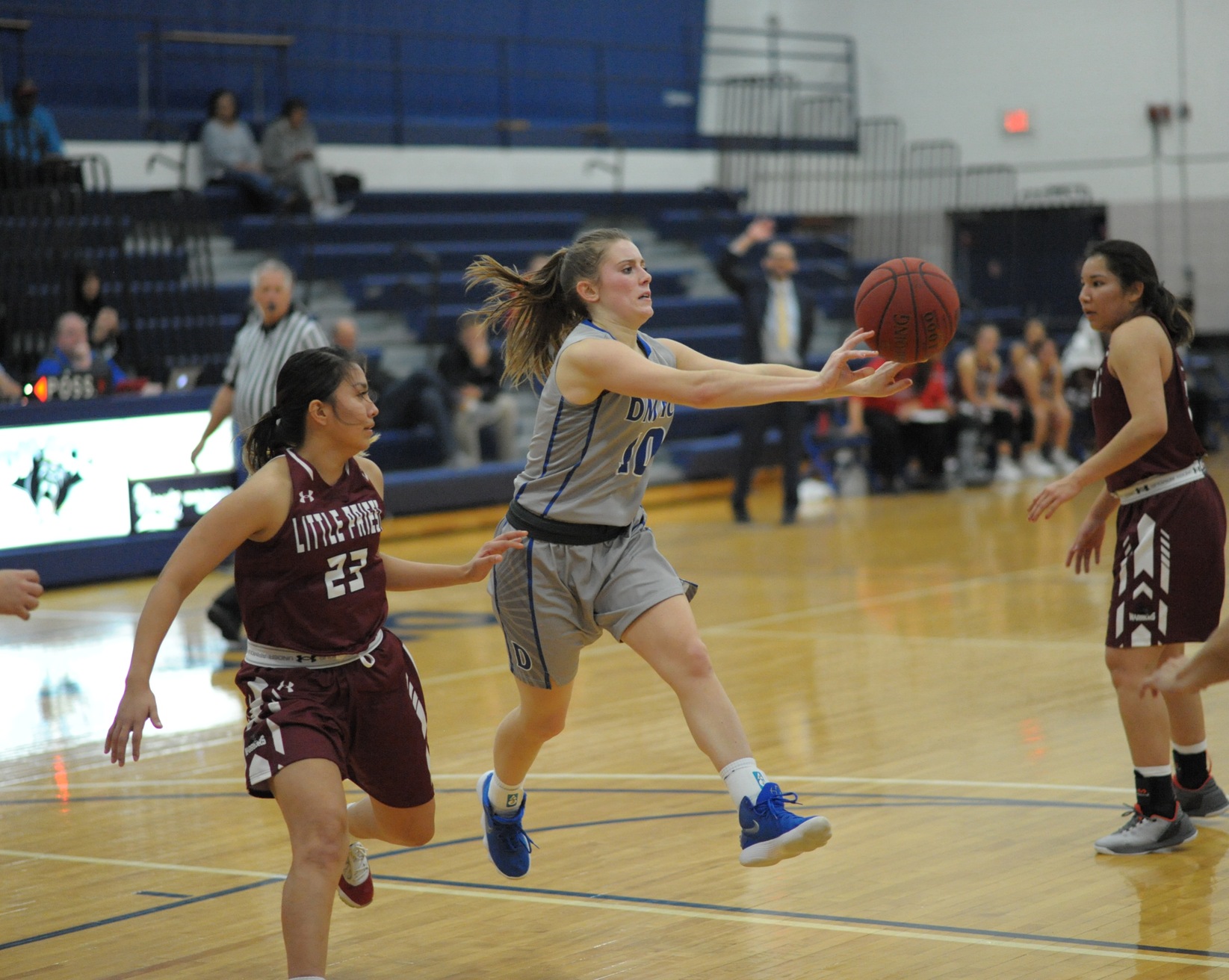 Reagan Shockley passes it off to closest teammate 