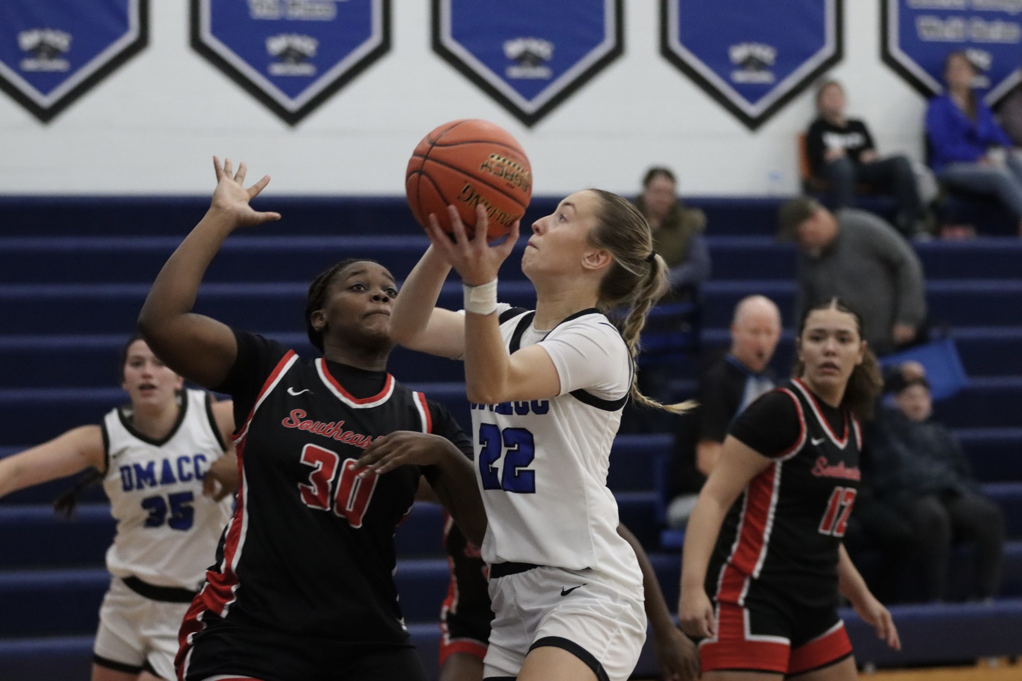 Hutchinson leads DMACC women's basketball team past SECC, 77-39