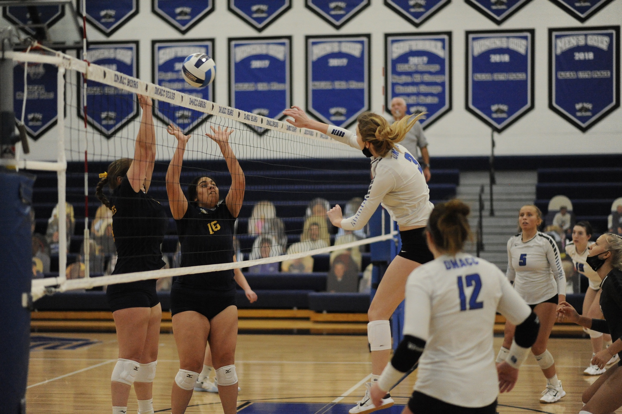 Bears Throttle Iowa Lakes, Earns First Victory of Season
