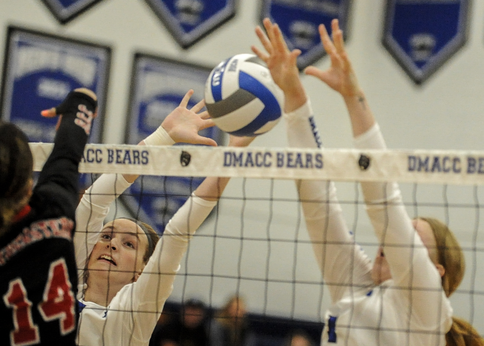 DMACC volleyball team drops 3-0 decision to Hawkeye