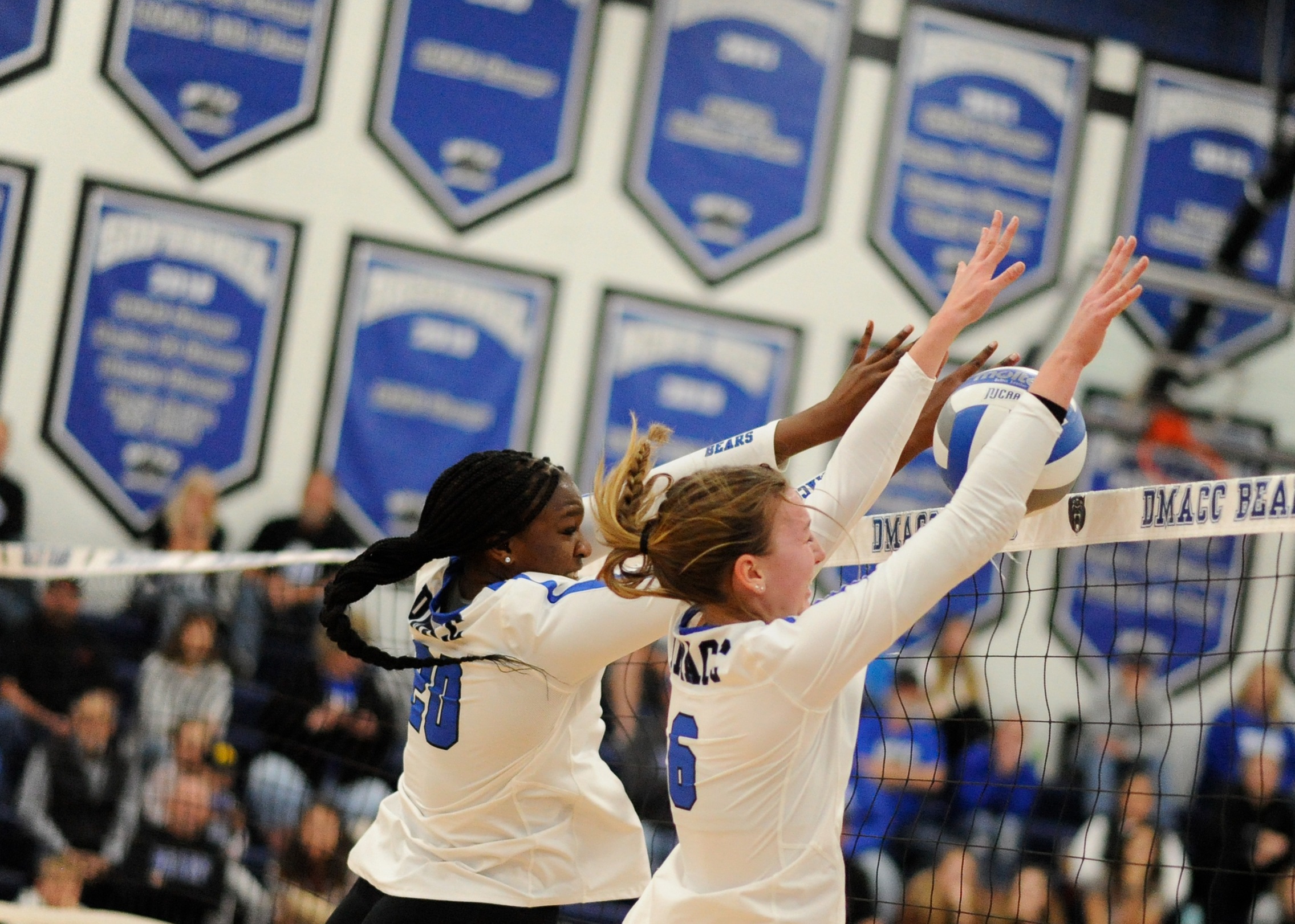 DMACC volleyball team tops NECC in Regio XI semifinals, 3-2