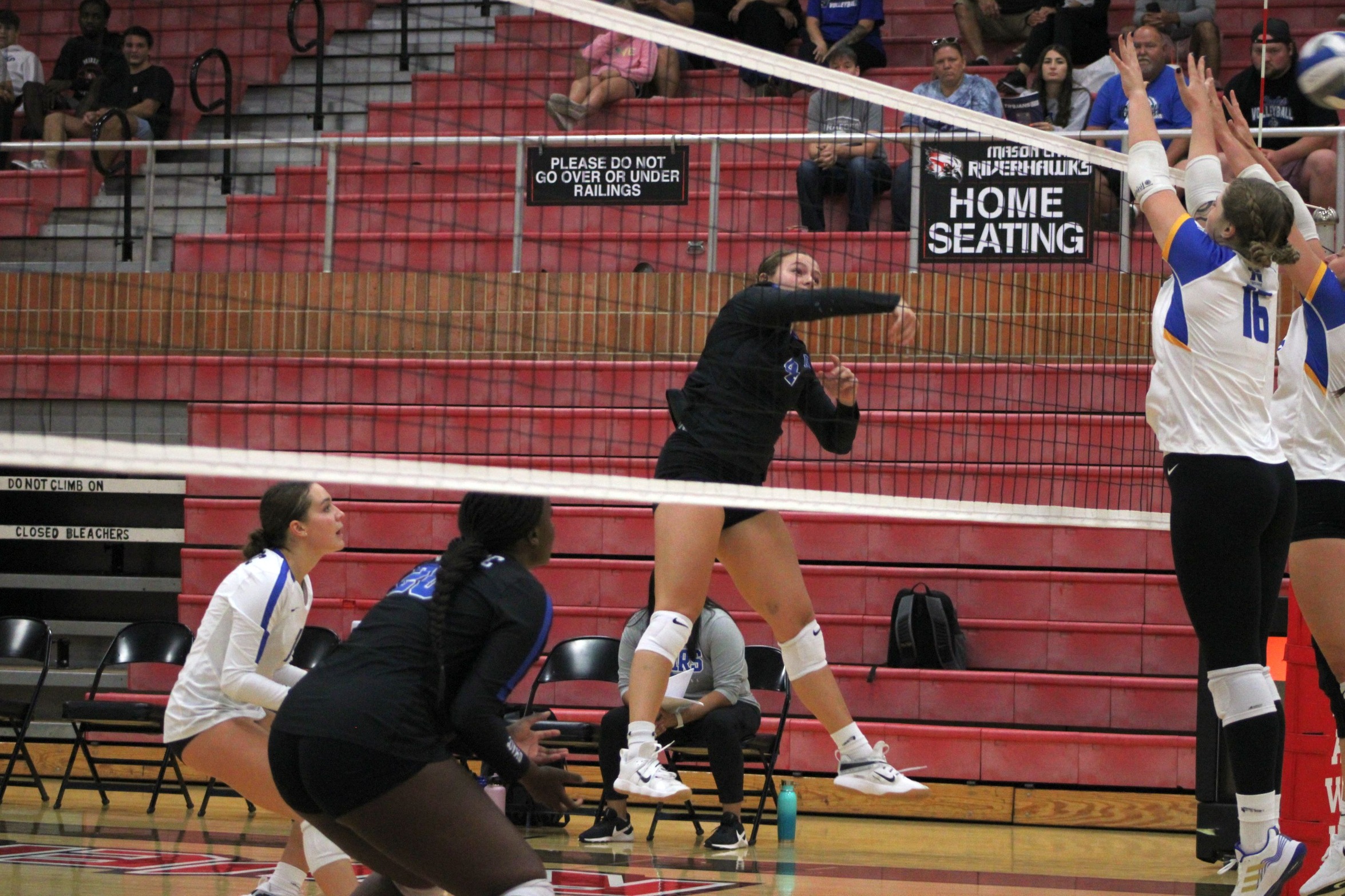 DMACC volleyball team defeats NIACC, 3-0