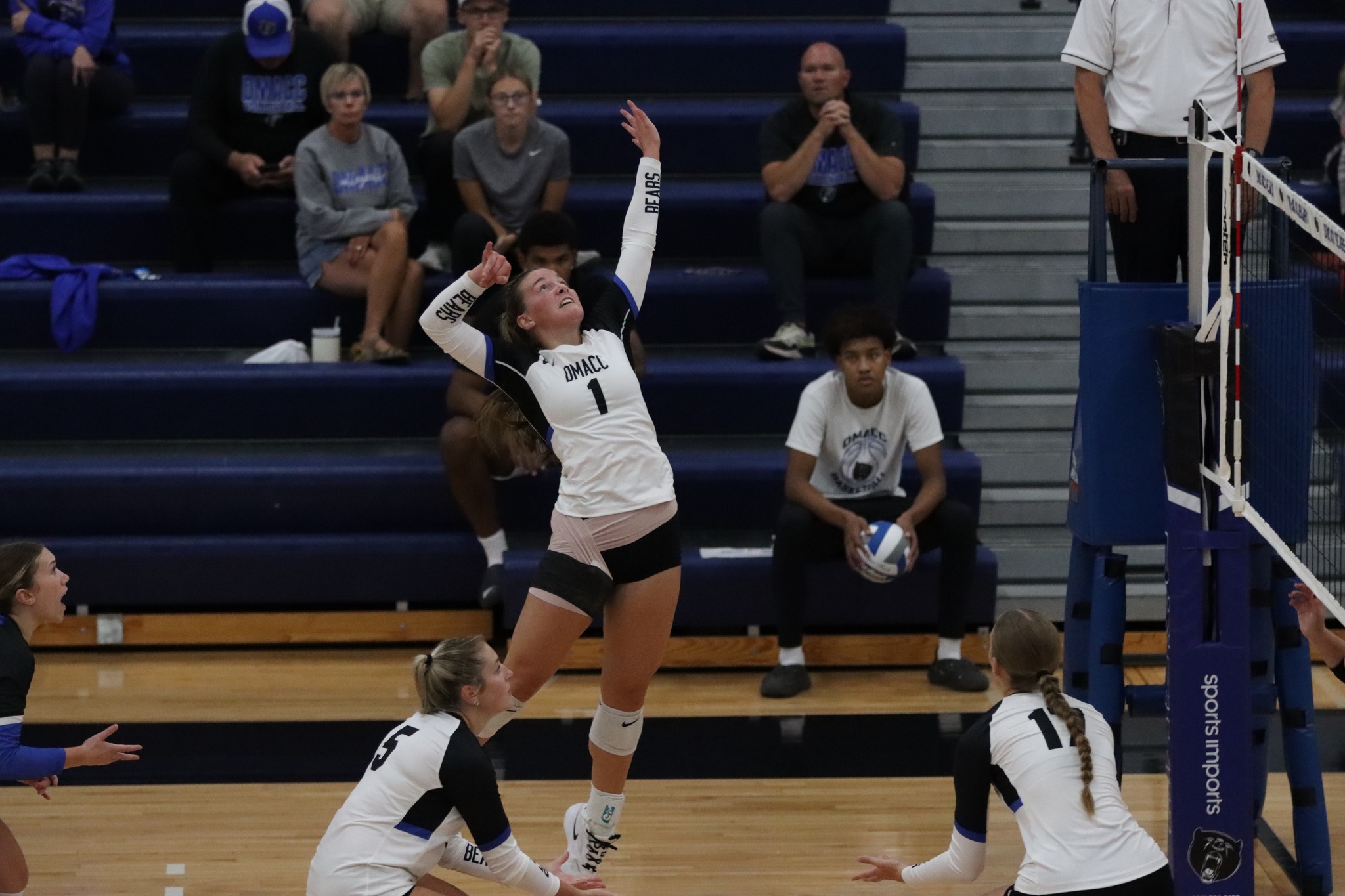 DMACC Volleyball Team Goes 2-2 in Heartland Tournament
