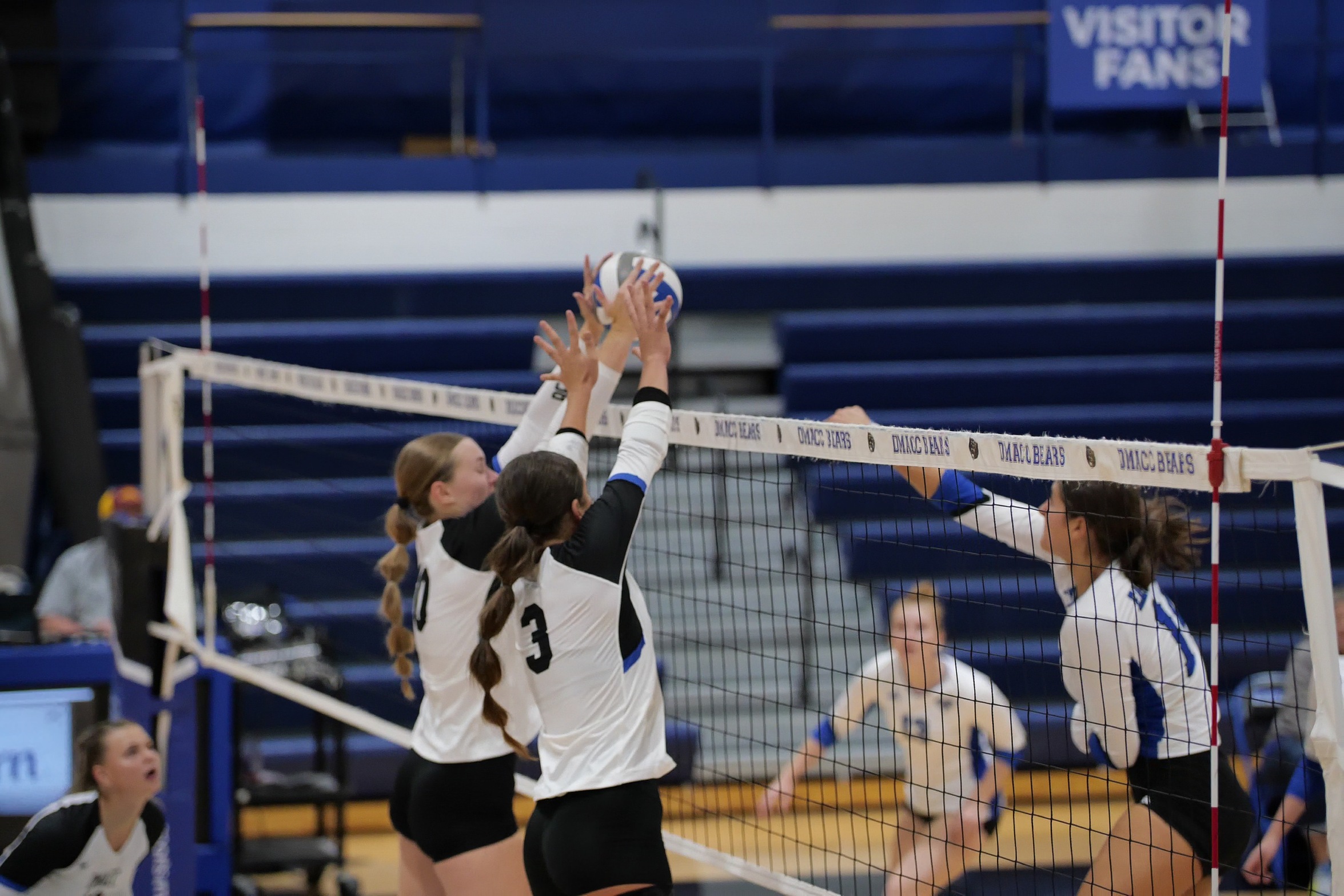 DMACC volleyball team splits two matches in DMACC Invitational