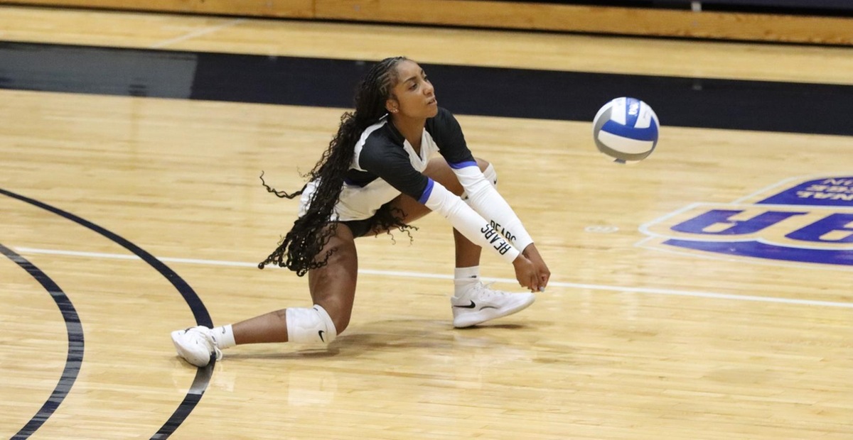 DMACC volleyball team gets three-set win over Hawkeye