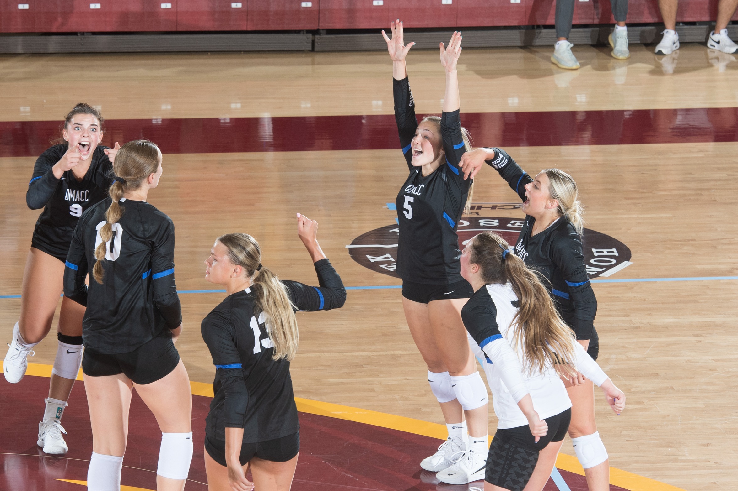 DMACC volleyball team splits matches against BCCC and IWCC